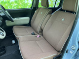 落ち着いた色合いの内装が、リラックスできる空間を演出。運転に集中できるよう、視界も良好です。