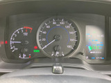 視認性の高いメーター類で、走行情報をしっかり把握。運転に必要な情報を一目で確認でき、安全運転をサポートします。落ち着いたデザインも魅力です。