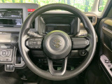 インテリアに合わせたデザインのステアリングは、運転される方のことも考え、運転しやすい形状、大きさです。是非一度、実際に触ってお確かめください。