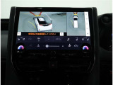 サイドクリアランスビュー表示中に、旋回時の運転操作に合わせて自動で車両を斜め後方から見たような映像を表示。