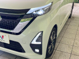 【LEDヘッドライト】悪天候や夜間走行時も良好な視界を確保し安心して運転できる高輝度LEDヘッドライトを装備!点灯速度が早く、消費電力も抑えられています。