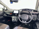 運転席まわりです。 各操作スイッチは使いやすい位置に配置されてます。