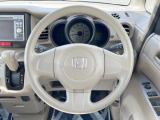 インテリアに合わせたデザインのステアリングは、運転される方のことも考え、運転しやすい形状、大きさです。是非一度、実際に触ってお確かめください。