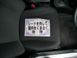 室内外はもちろん、シートを外してニオイの元となるフロアカーペットまで消臭・除菌を実施。中古車を気持ちよくお乗りいただけるクリーニングサービスです。詳細は販売店スタッフまでおたずねください。