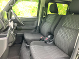 運転に集中できるシンプルな空間。操作しやすい位置に配置されたスイッチ類が、快適なドライブをサポートします。