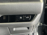 両手が荷物で塞がっている時にはコレ!パワーバックドアで開閉ラクラクです。バックドアに手が届かない時も、リモコンで開閉の操作が可能です。もちろん、荷物もたっぷり積めます。