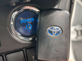 【スマートキー&プッシュスタート】ドアハンドルを軽く握るだけでドアロックを解錠でき、施錠はドアハンドルのロックスイッチを押すだけでブレーキを踏みながらエンジンスイッチを押すだけで、エンジンが始動!