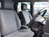 運転席シートも破れなく綺麗な状態です。