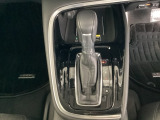 運転席周辺のスマートなレイアウトが、操作のしやすさを実現。快適なドライブをサポートします。手元で操作ができる、電子制御パーキングブレーキ。