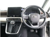 シックな色使いの運転席周りです!すっきりとしたデザインで上品な色使いです。居心地の良い運転席、長く座ってられるリラックスできるデザインがいいですね♪