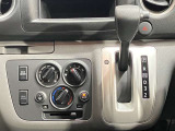 自然に手が届き操作性の良いインパネシフトなので、運転席と助手席の間がすっきり