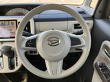 握りやすいステアリングは、運転操作を快適にします。ステアリング周りのスイッチ類も操作しやすい位置に配置されています。