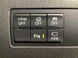 運転席脇のクラスタースイッチ部分にはカメラ切り替えスイッチ、パーキングセンサー、その他走行系スイッチを集中配置しております。