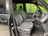 運転席まわりには十分なスペースがあり、大柄な方でもゆったり運転していただける環境です。