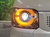 【LEDヘッドライト】悪天候や夜間走行時も良好な視界を確保し安心して運転できる高輝度LEDヘッドライトを装備!点灯速度が早く、消費電力も抑えられています。