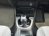 軽快な操作感が気持ちいいハイブリッド専用セレクトレバー