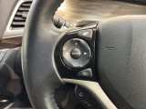 ステアリングにオーディオ操作スイッチが付いています。オーディオ画面に直接タッチしなくても操作が出来ますので、運転に集中できます。