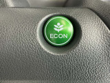 ECONスイッチ操作でエンジンやミッション、エアコンなどを総合的に制御、燃費をよくするようクルマが頑張ります。
