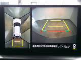 バックモニター付き。車両後方の映像が画面に表示されるので、車庫入れが苦手な人も安心です。ただし、目視確認もお忘れなくお願いいたします。