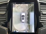 【360&deg;ビューカメラ】4台の高解像度カメラで360度の鳥瞰図を表示。隣の車や壁、死角にある障害物などを画面で確認できるため、狭いスペースでの駐車・出入りも安心です。