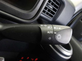 オートライト機能装備です!車外の明るさに応じて、自動的にライトの点灯・消灯をしてくれます♪