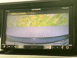 後退確認を支援するモニターを搭載し、駐車時の安全性を高めます。狭い場所での取り回しもスムーズに行えますね。