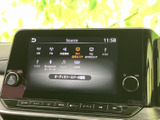 お好みの音楽を車内で楽しめます。多様なソースに対応し、高音質でクリアなサウンドが車内を満たします。快適なドライブのお供に最適です。