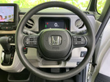 握りやすいステアリングは、運転操作をスムーズにします。快適なドライビングポジションを追求し、長距離運転でも疲れにくい設計です。
