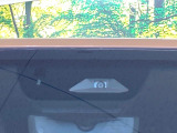 【プリクラッシュセーフティ】前方の車両等を検知し、衝突しそうな時は警報で注意を促し、ブレーキを踏む力をサポート。ブレーキを踏めなかった場合は衝突被害軽減ブレーキが作動、衝突回避をサポートします。