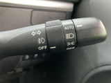 操作しやすい位置に配置されたウインカーレバーは、安全な車線変更をサポートします。直感的に操作できるので、運転に集中できます。