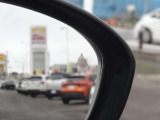 【ブラインドスポットモニター】走行中、車両後方の死角になりやすい箇所に後続車が接近するとサイドミラーのレンズに警告を表示!ドライバーに注意喚起をしてくれます。