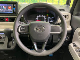 インテリアに合わせたデザインのステアリングは、運転される方のことも考え、運転しやすい形状、大きさです。是非一度、実際に触ってお確かめください。