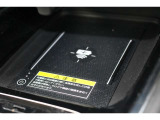 対応のスマートフォンをお持ちであれば置くだけで充電可能なワイヤレス充電器を装備。ケーブルを繋ぐといった煩わしさから解放です♪