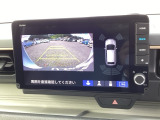 バックギアに入れますとご覧のような画像に自動的に切り替わります。車庫入れ時に役立ちます。