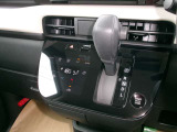 操作しやすいシフトレバーとタッチ式エアコンパネルで運転も楽々です。
