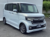 狭い駐車場でも、スライドドアならチャイルドシートへのお子さまの乗降や荷物の積載もスムーズ。とても便利な【助手席側。電動スライドドア】ドアハンドを少し引くだけでリアドアが自動開閉します。