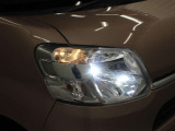 消費電力の少ない社外品のLEDヘッドランプを採用。豊かな光質と、自然光に近い光質で、夜間のドライブの安全をサポートします。