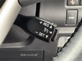 【クルーズコントロール】アクセルを踏み込まなくても設定した速度を保ち走行し続けることができる便利な機能です。ロングドライブになりがちな高速道路や有料道路で、その真価を発揮します。