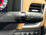 操作しやすい位置に配置されたレバーで、確実な合図を送れます。安全運転をサポートする、こだわりの設計です。