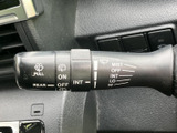雨天時でもクリアな視界を確保するワイパーレバー。運転の安全性を高めます。操作も簡単で、すぐに使いこなせます。