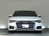 Audiデザインの特徴であるシングルフレームグリルが存在感を主張します。