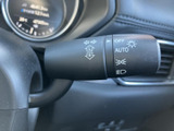 操作しやすいウインカーレバーは、安全な運転に貢献します。直感的に操作でき、スムーズな車線変更や右左折をサポートします。運転の信頼性を高めます。