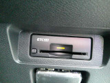 運転席から手の届く位置に ETC2.0付いております。高速道路の料金所もスムーズに通過できますよ♪