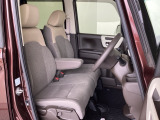 フロントシートはベンチシートです。ベンチシ―トは運転席と助手席の移動もスムーズ!狭い駐車場での乗り降りに便利です。シートの間にコンソールボックスやドリンクホルダーがないため、車内空間も広く感じます