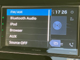 多彩なソースに対応し、ドライブ中のエンターテインメントを充実させてくれます。Bluetooth接続でスマホの音楽も簡単に楽しめますね。