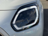 LEDヘッドライトは内側にあるため、前方に勢いを感じさせる鋭い顔つきになります。