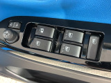 狭い駐車場で便利な電動格納ドアミラーが付いています。