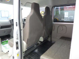 当店では専任のメカニックが大切なお客様のお車を一台一台丁寧に整備いたします。自社認証工場にてリフトアップし下回りまでキッチリ検査いたします。