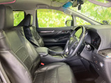 運転席からの視界は良好で、操作性にも優れています。シートの座り心地も良く、長距離ドライブも快適に過ごせます。広々とした室内空間です。