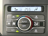 【オートエアコン】一度お好みの温度に設定すれば、車内の温度を検知し風量や温度を自動で調整。暑い&hellip;寒い&hellip;と何度もスイッチ操作をする必要はありません。快適な車内空間には必須の機能ですね♪